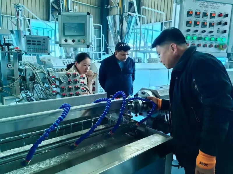 रबर सिंचाई पाइप मेसिन भारत ग्राहकको लागि साइटमा चलिरहेको छ