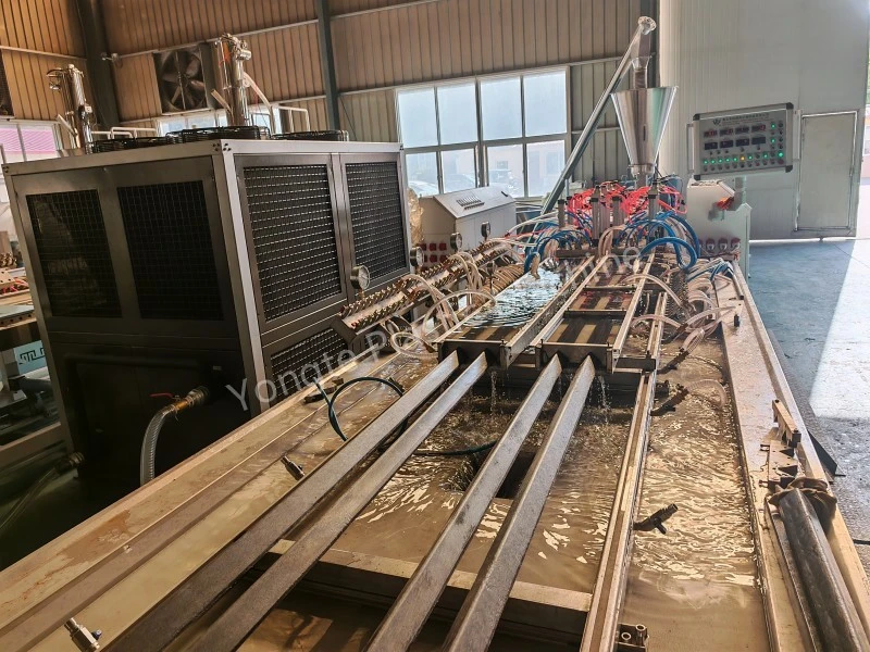4 गुफा पुनर्नवीनीकरण प्लास्टिक प्रोफाइल एक्सट्रुजन मेसिन 8 मिटर / मिनेट उच्च गति पुग्छ