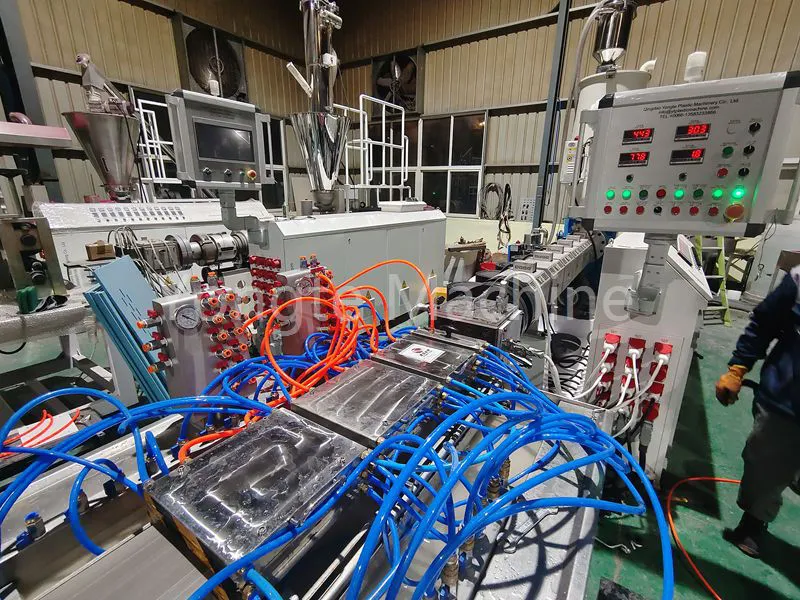 प्लास्टिक काठ एक्सट्रुजन लाइन